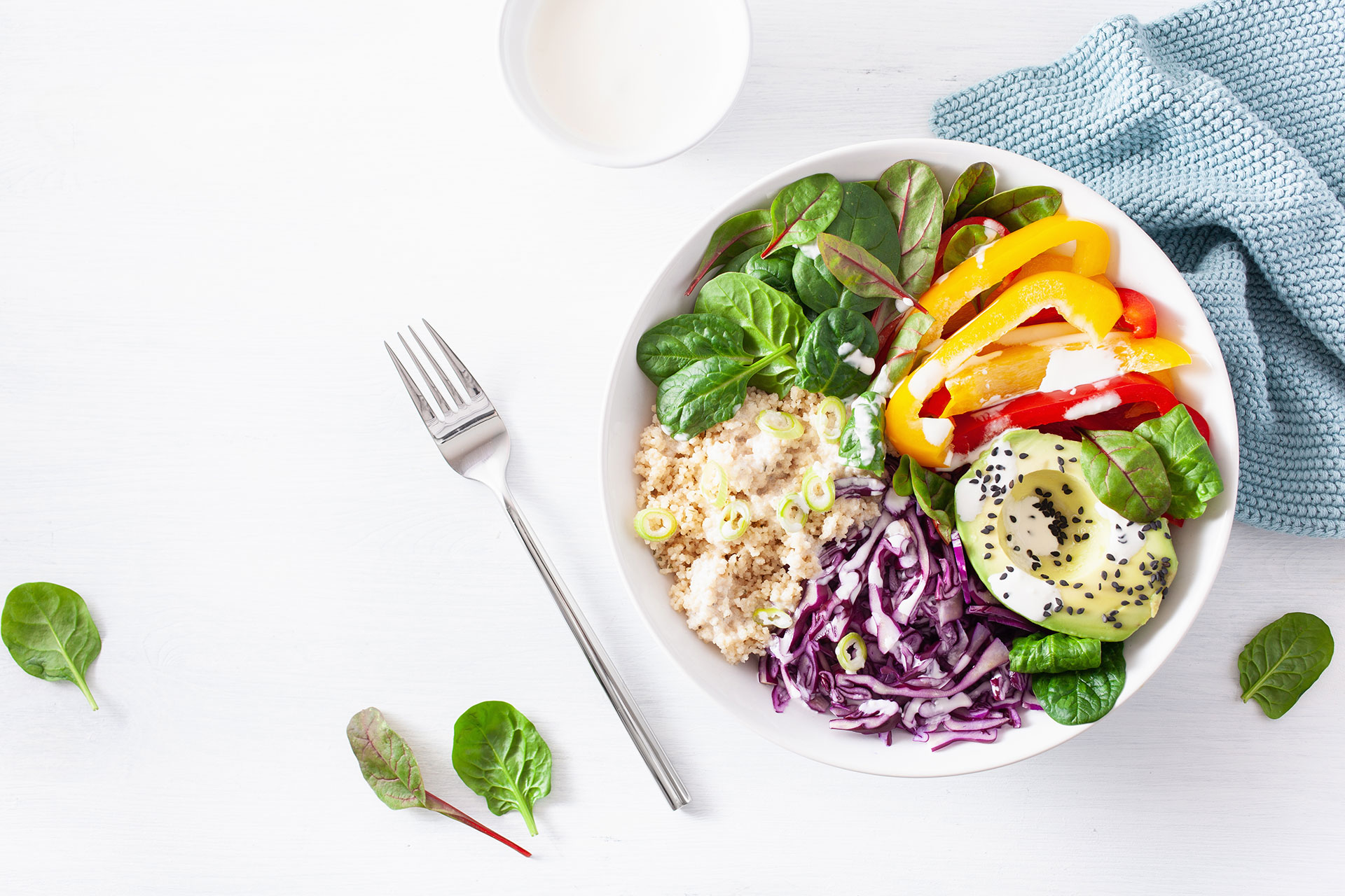 Una ciotola di verdure colorate e riso, accompagnata da una forchetta, rappresenta un pasto sano e nutriente